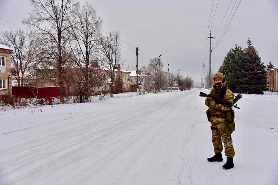 Жители прифронтового Новолуганского, пытающиеся позвонить на "102", попадают в "полицию ДНР" - в Нацполиции нашли выход из ситуации