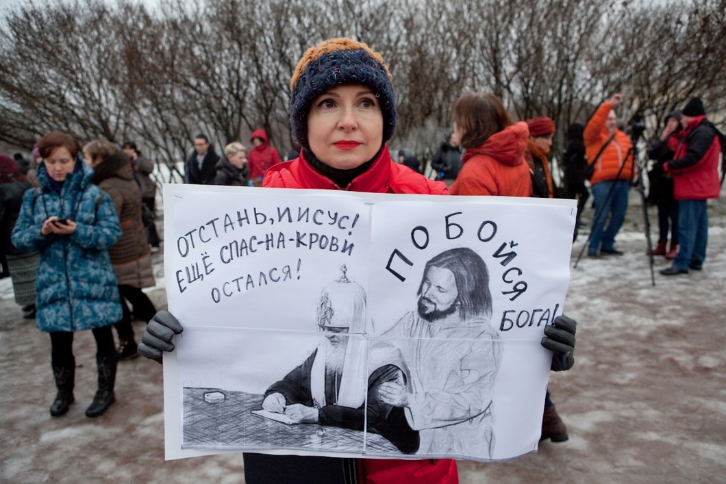 ​В Санкт-Петербурге десятки тысяч активистов вышли на улицы против богатейшего попа мира Гундяева и Путина