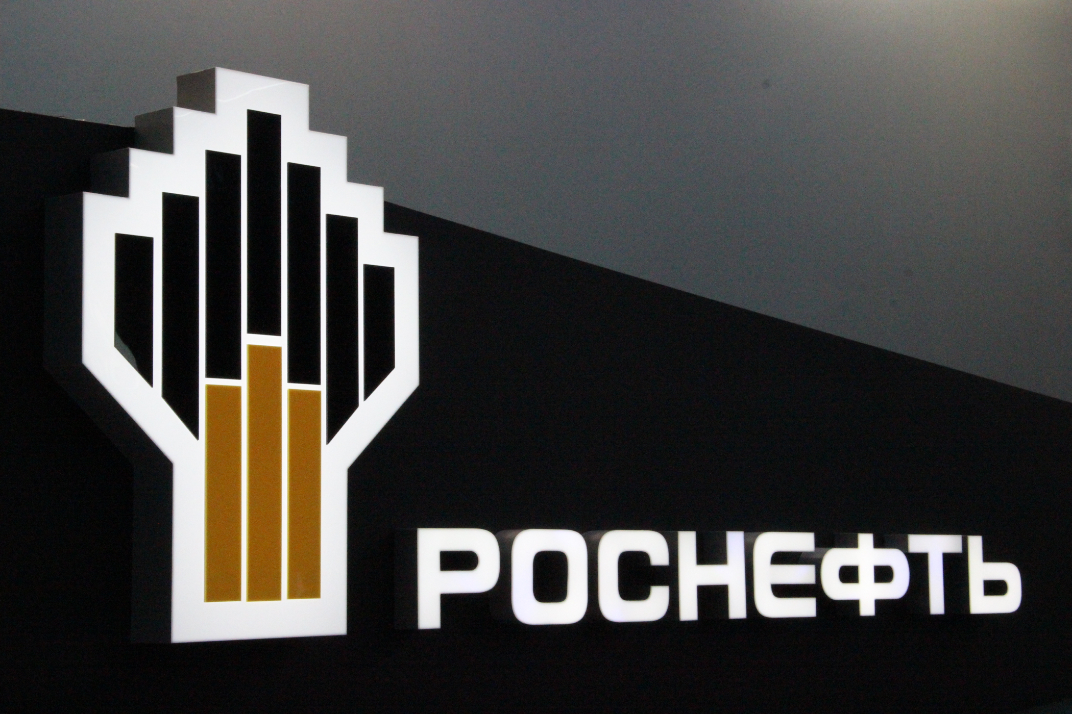 "Полезные" санкции ударили по кошельку Путина: СМИ узнали о прекращении "Роснефтью" работ в Черном море из-за отсутствия техники