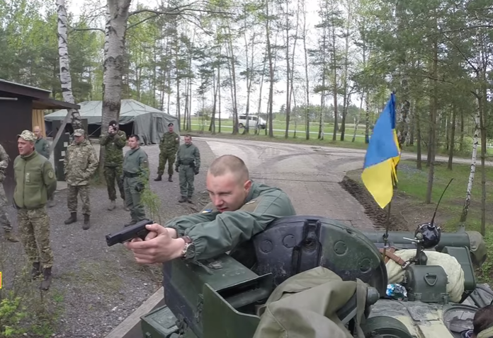 Военные опубликовали видео второго дня танковых баталий в Германии: украинские военнослужащие провели стрельбы