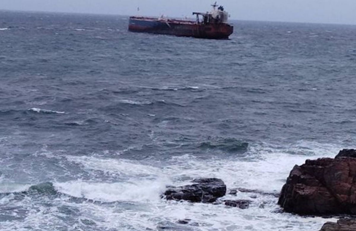 Турецкий буксир оставил атакованный Украиной танкер "теневого флота" Путина: судно тонет у берегов Болгарии