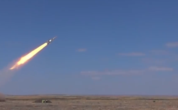 Украина снова демонстрирует миру свою военную мощь: в Сети появились зрелищные видеокадры испытаний зенитно-ракетного комплекса "Печора"