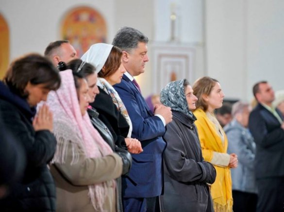 Порошенко с семьей участвует в Пасхальном богослужении во Владимирском соборе в Киеве