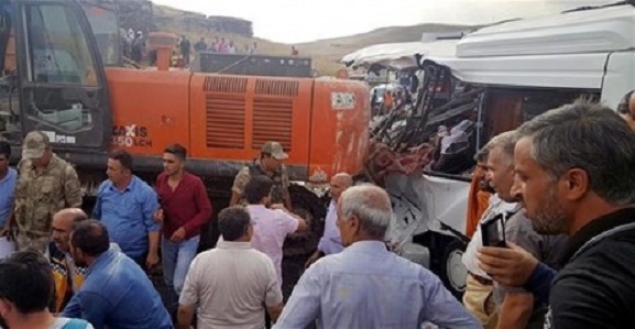 Жуткие кадры: строительный кран в Турции рухнул на проезжавший с людьми автобус – много раненых и 7 погибших