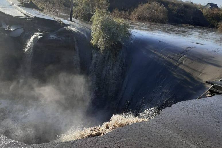 ​На Алтае прорвало дамбы - потоки воды разрушили дороги, село Шелаболиха в блокаде