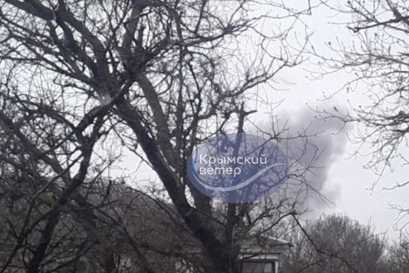 ​Взрывы в Севастополе: Крымский мост перекрыт, очевидцы пишут о прилетах по базе ВС РФ