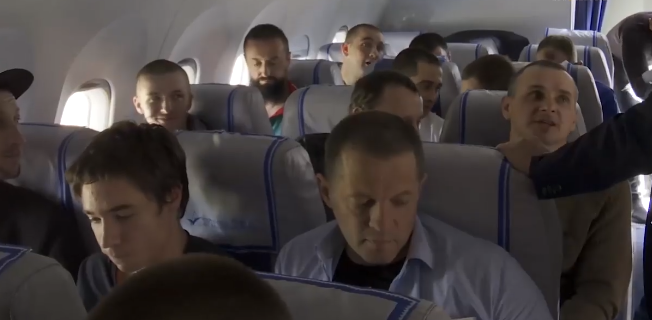 Возвращение узников Кремля в Украину: украинцев растрогало видео с освобожденными пленными на борту самолета