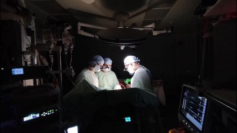 ​Во Львове хирурги провели операцию на сердце без электричества: фото, которое должен увидеть весь мир