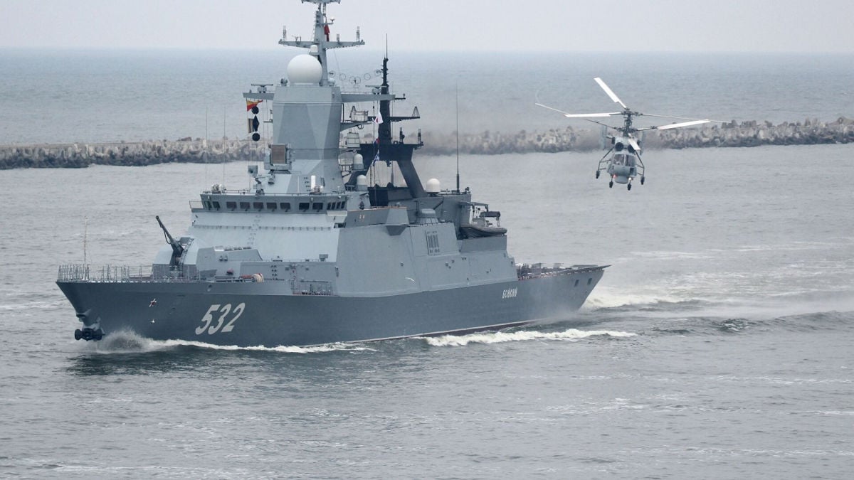 Теневой флот Путина теперь сопровождают военные корабли РФ: эксперты выяснили замысел Кремля