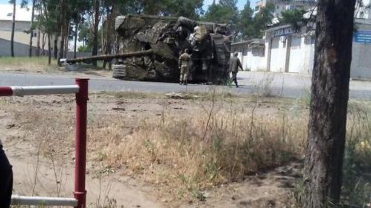 В Северодонецке при транспортировке перевернулся танк