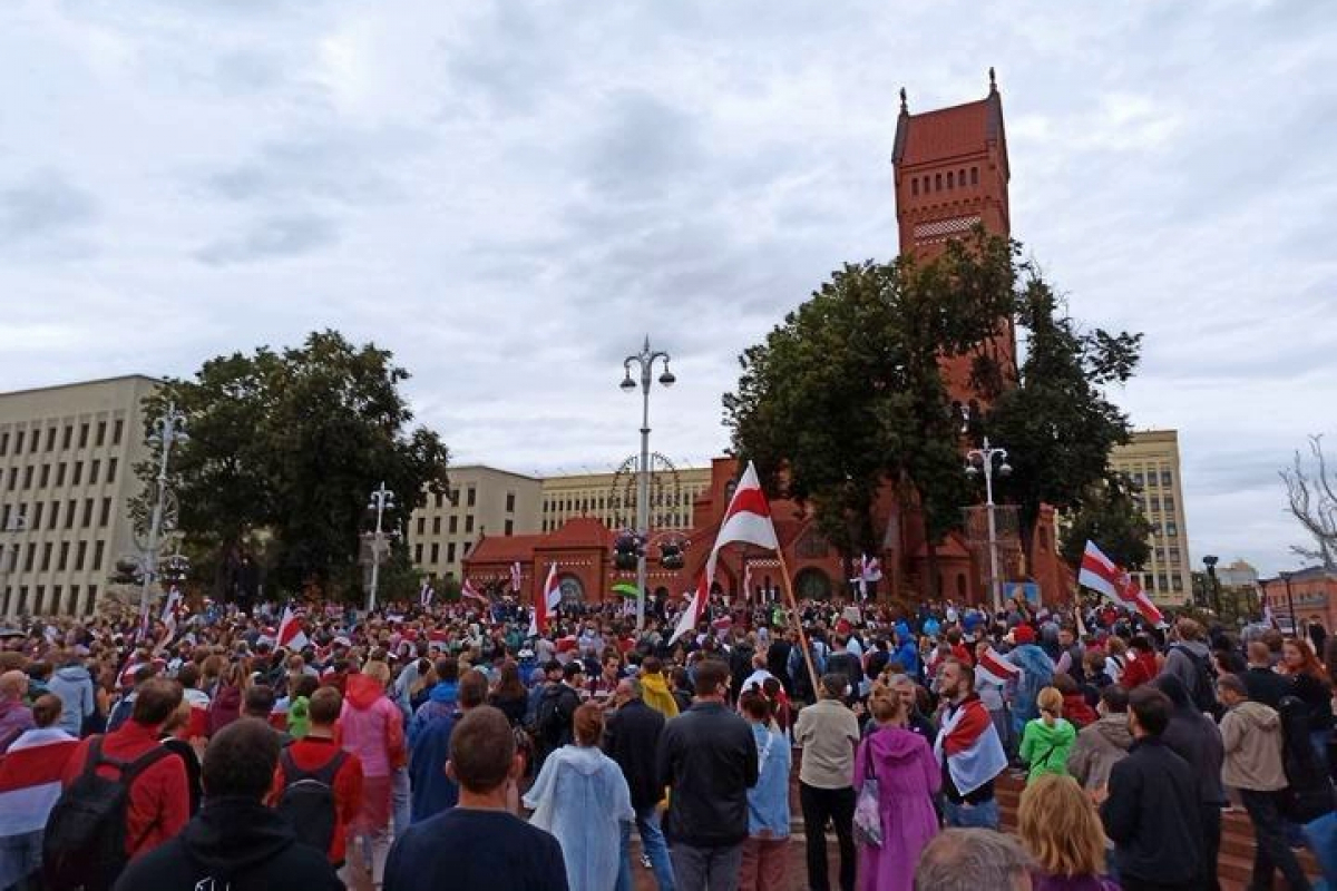 ​В Минске в ливень тысячи белорусов вышли праздновать альтернативный День Независимости