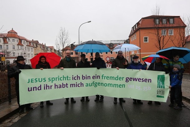 Ликующие немцы желали смерти мигрантам и мешали пожарным тушить их общежитие