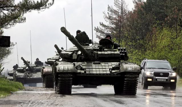 СМИ: в центре Донецка большое количество танков, местные жители в растерянности