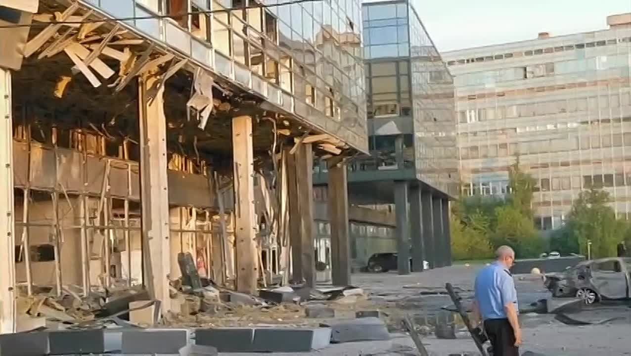 ​"Прилетели дроны, три штуки", – беспилотники атаковали завод электроники в Зеленограде, кадры от очевидцев