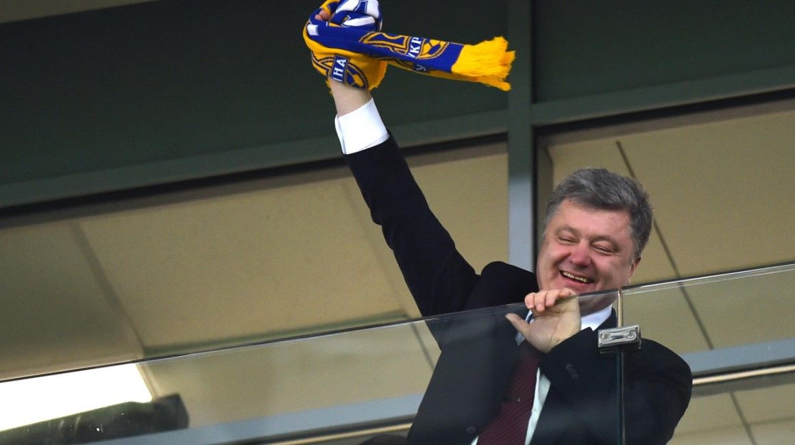 Объятия с Геращенко и "Слава Украине": реакция Порошенко на победу сборной Украины попала на видео 