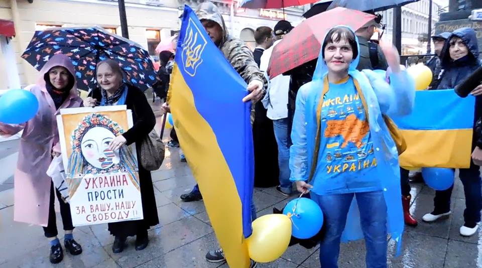 "Украина, у меня нет слов, как мне стыдно, как я каюсь!" - в Петербурге прошел сход в честь Дня Независимости Украины и протест против агрессии России на Донбассе