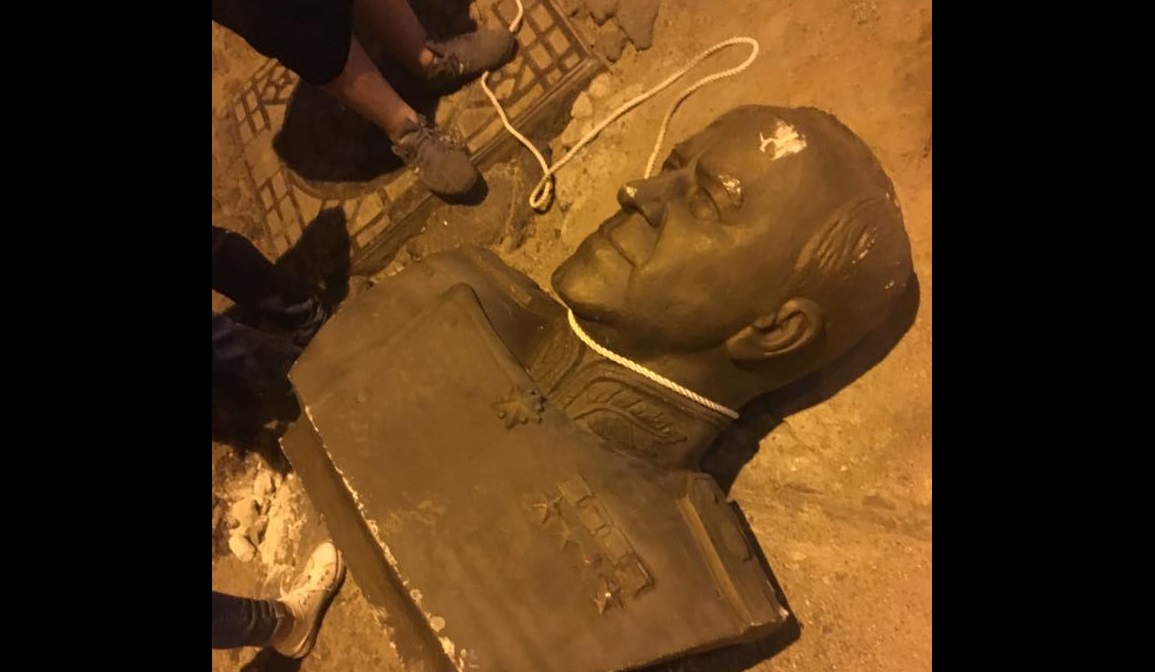 В Одессе активисты снесли бюст одиозного советского военачальника Жукова: названы организаторы и опубликованы фото