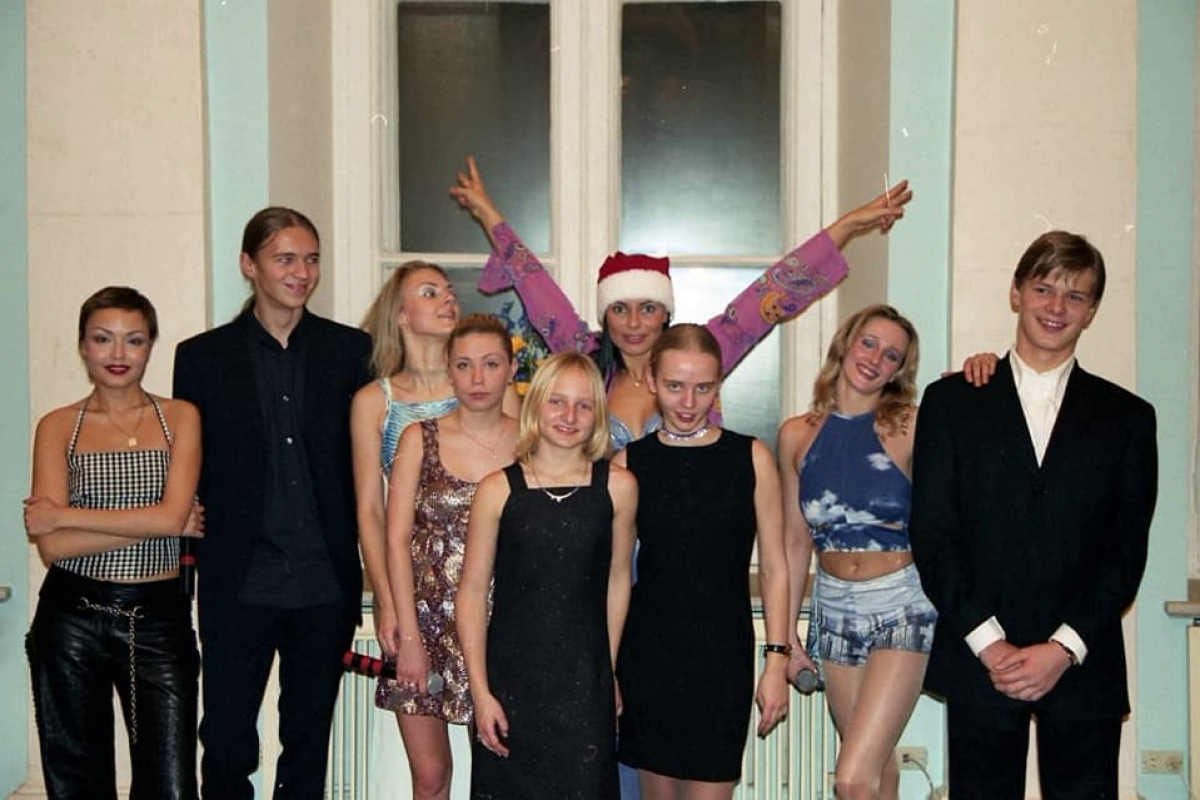 ​Дочки Путина и группа "Стрелки": подростковые фото детей президента России попали в Сеть