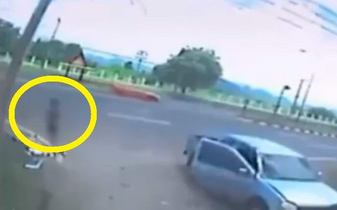 Таиландский призрак мотоциклиста взбудоражил весь Интернет: пользователи массово обсуждают паранормальное видео