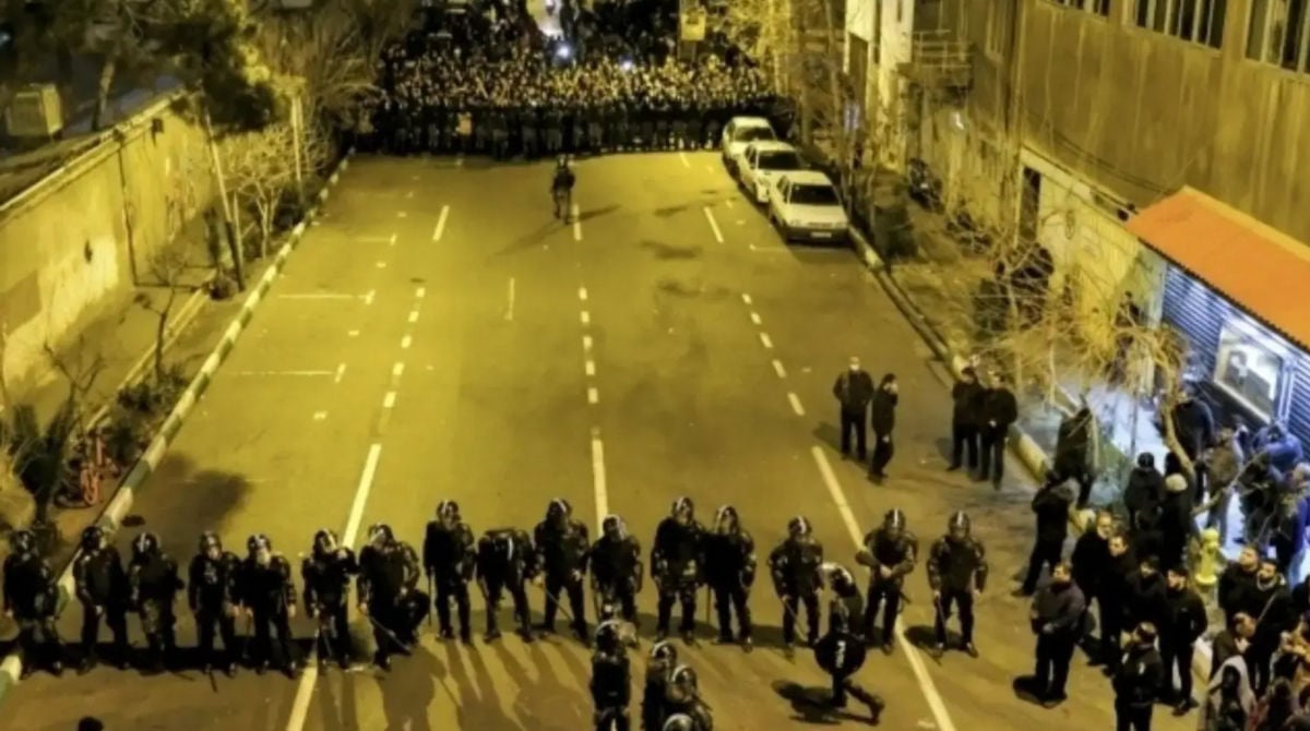 Иран столкнулся с "тройным кризисом", надвигается угроза нового военного конфликта – CNN