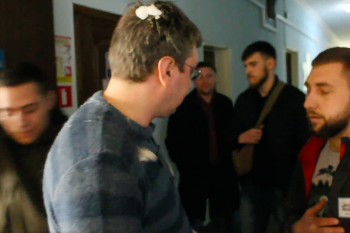 ​В Николаеве депутат "Оппоблока" Зоткин получил удар в голову яйцом за флаг России: инцидент попал на видео