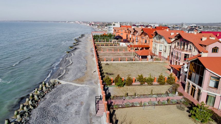 Когда закон не писан: чиновники построили роскошные виллы прямо на морском побережье в Коблево