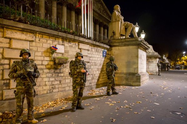 В Париже полиция блокировала подозреваемых в терактах: слышны выстрелы, есть жертвы