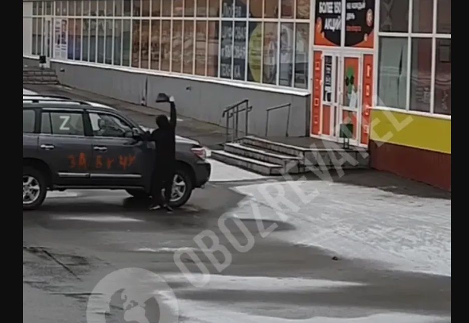 В Донецке красиво отомстили за Бучу: машину с буквой Z облили горючим и подожгли – видео