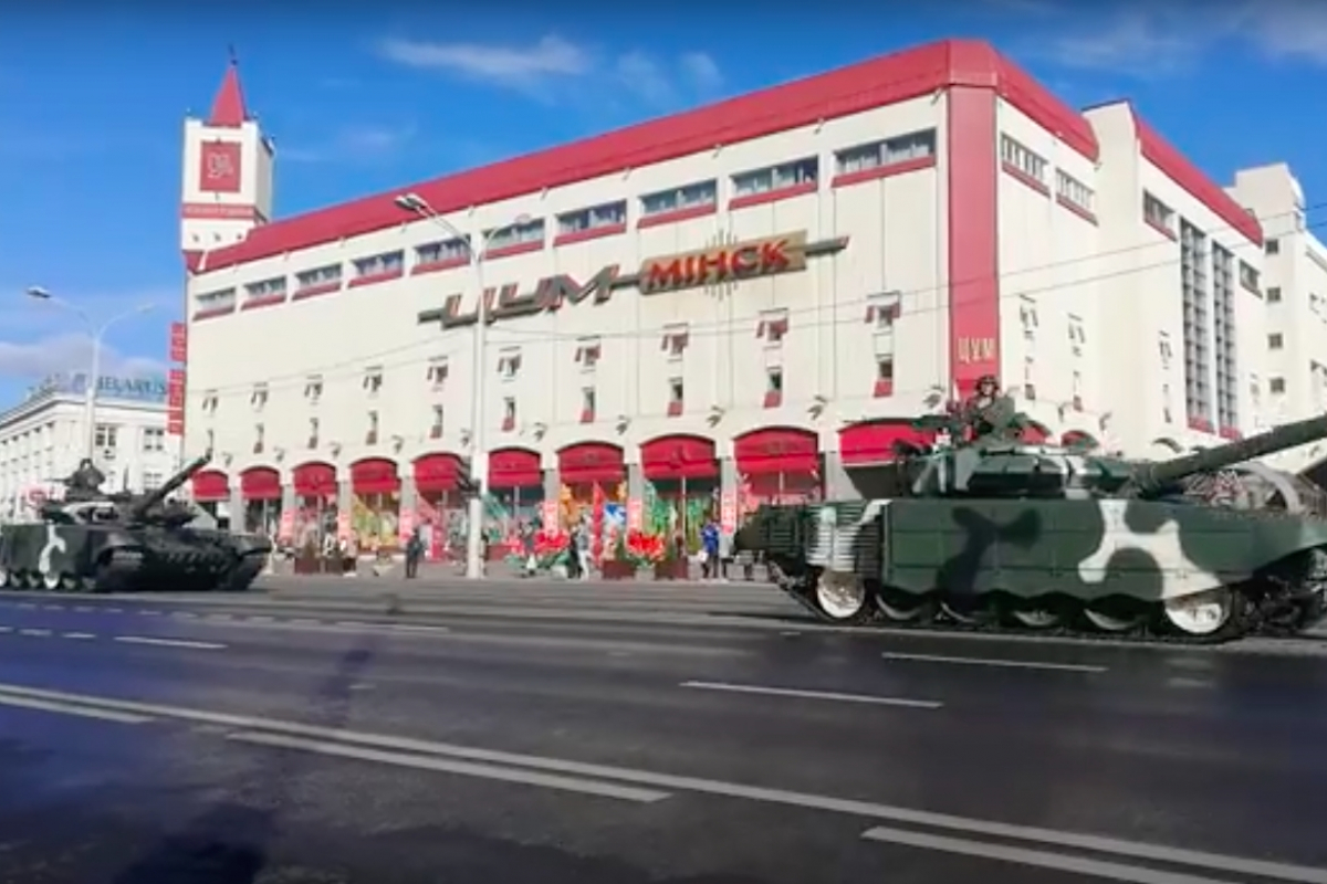 Парад в Минске 9 мая: появились кадры прохождения военной техники по главной площади столицы