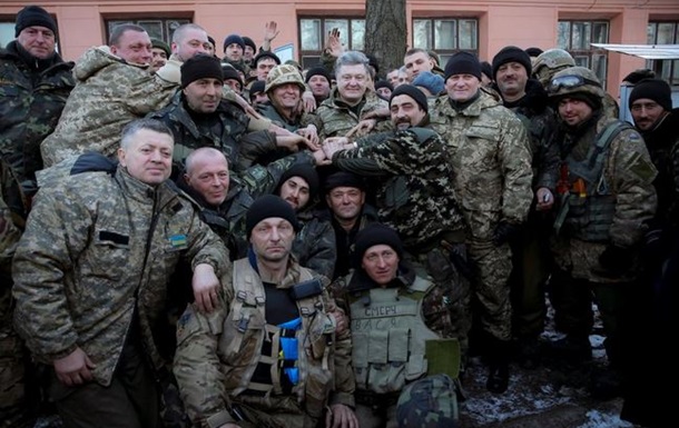 Порошенко в Артемовске встретился с военными, которые вышли из Дебальцево