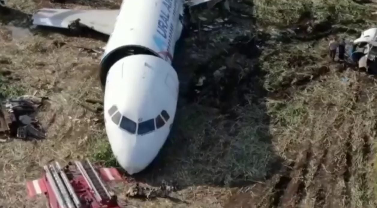 Крылья отломлены, кабина отвалилась: в Сети показали, что с Airbus A320 после экстренной посадки в РФ