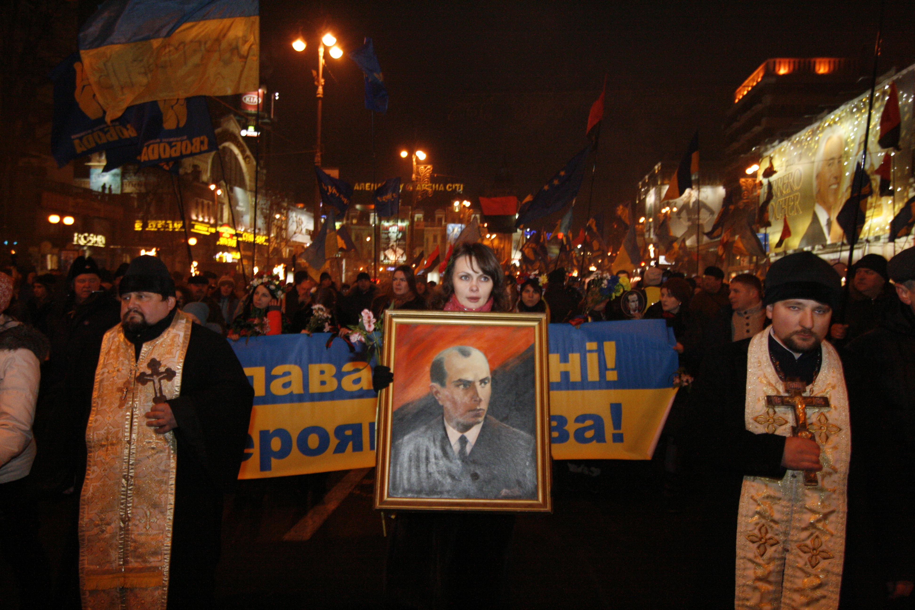 В Киеве под Верховной Радой пройдет факельное шествие в честь УПА. Прямая видео-трансляция