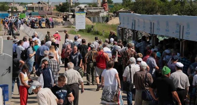 Бизнес на пенсионерах из "ЛНР": жительница Луганска рассказала, кто не хочет окончания войны на Донбассе