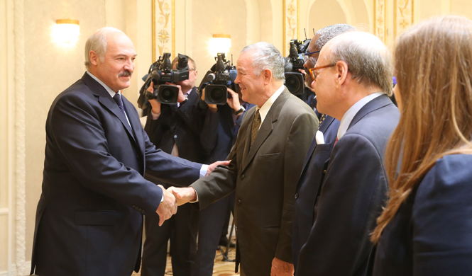 Ради Беларуси Лукашенко готов идти за США как "ученик"