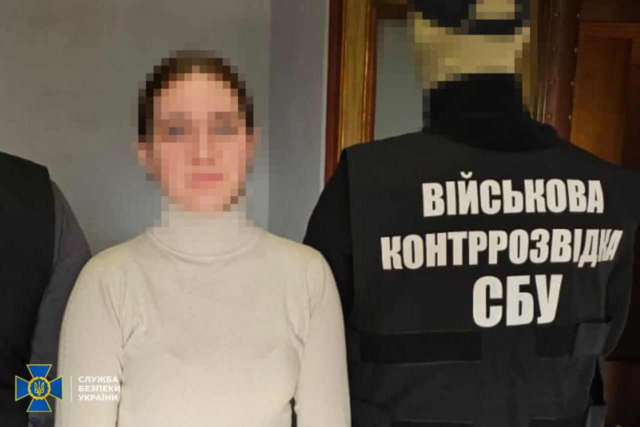 СБУ арестовала агента РФ: 26-летняя женщина расставила скрытые камеры, чтобы шпионить за колоннами ВСУ