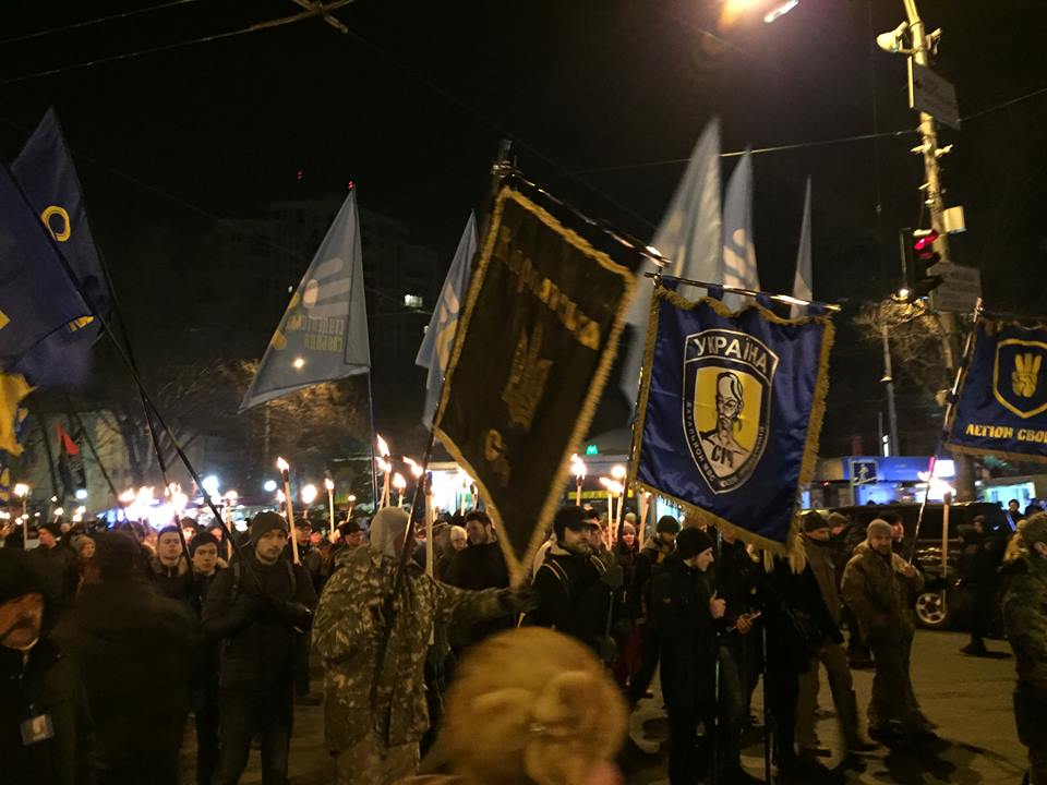 Центр Киева озарило масштабное факельное шествие: опубликованы фото сотен людей, которые пришли почтить память Героев Крут