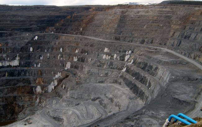 Обвал на руднике в России: сотни горняков ожидают спасения