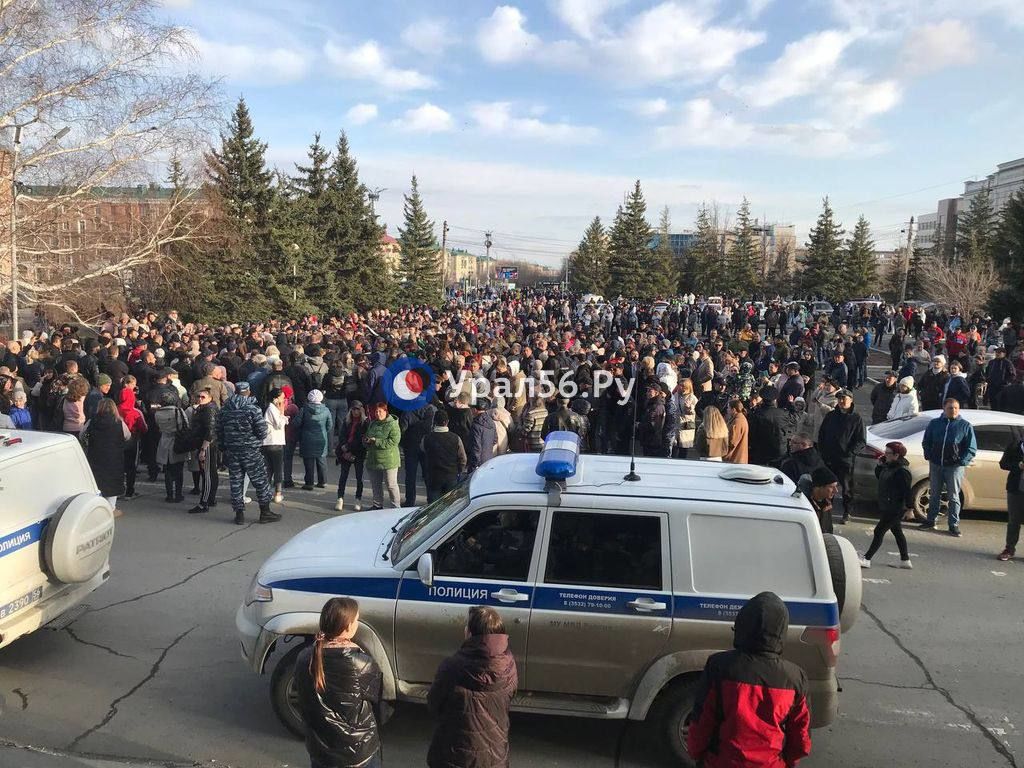 Митингующие в Орске прорвались в администрацию: полицаи хотят разгонять людей