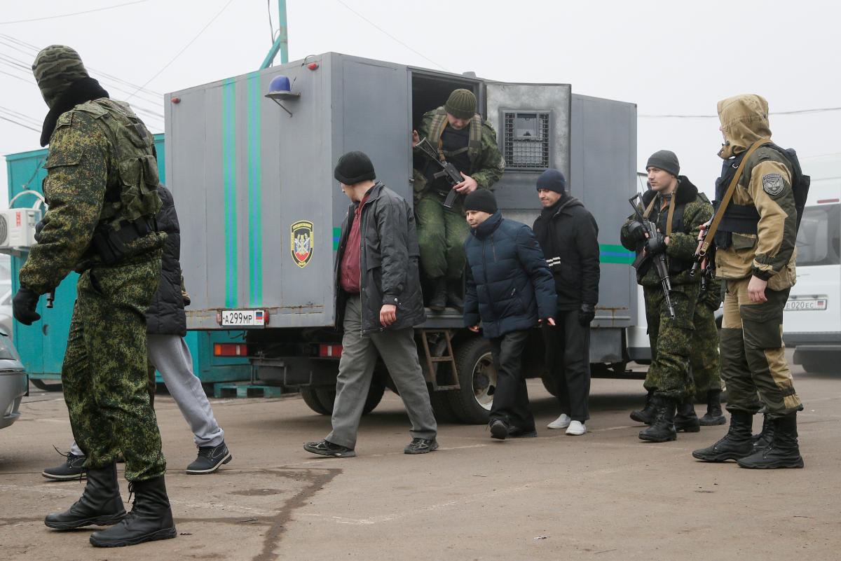 Обмен пленными на Донбассе: сторонники "ДНР" привезли захваченных бойцов ВСУ к КПП "Горловка"