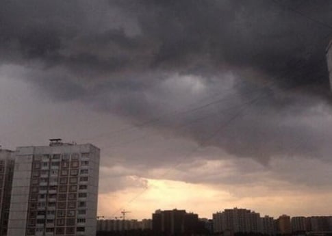 В Москве творится что-то страшное: мощный ураган кидает на дороги деревья и крушит все вокруг - кадры
