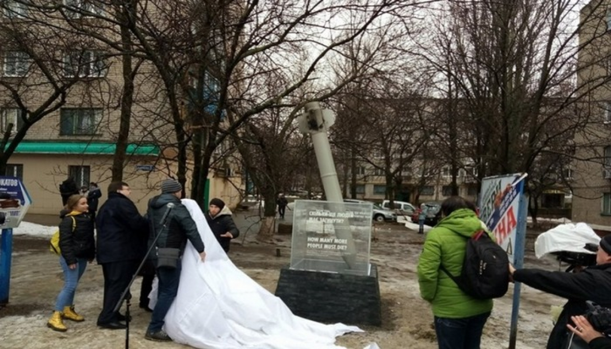 В Краматорске поднялась волна возмущения из-за решения убрать памятник погибшим от обстрела в 2015 году