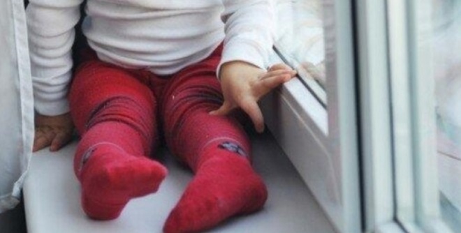  Страшная трагедия в России: заснув вместе с 9-месячной дочкой на одном диване, мать наутро обнаружила обгоревший труп девочки на полу