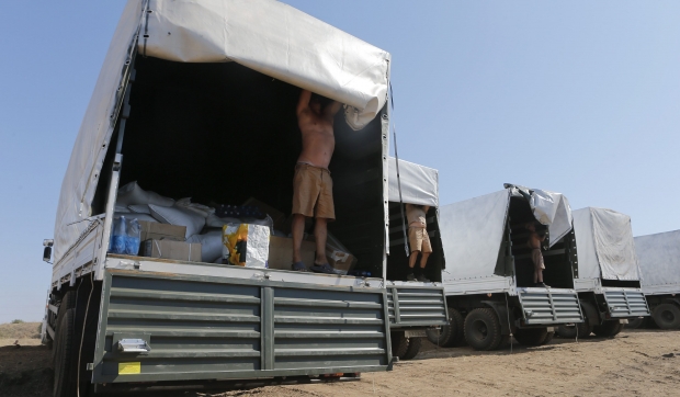 Как в Луганске разгружают гуманитарную помощь из России