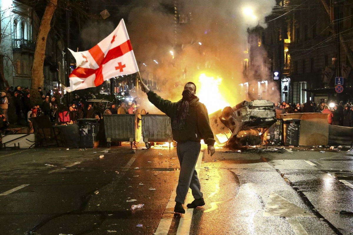 Протести в Грузії: учасники палять прапори РФ, силовики застосовують газ і водомети
