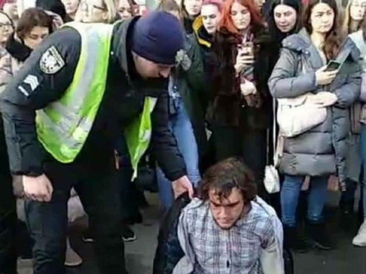 Появились видео "самосуда" над активистом в Киеве, задавшим россиянке вопрос о Крыме: "Надо лечиться в психушке"