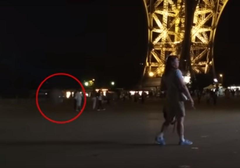Одинокий фантом в городе любви: в Париже возле Эйфелевой башни заметили блуждающий призрак