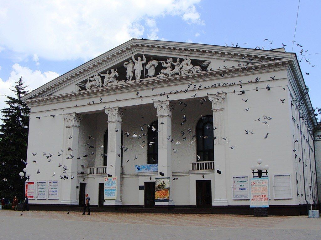 Оккупанты сбросили бомбу на Драмтеатр в Мариуполе, где укрывались мирные жители