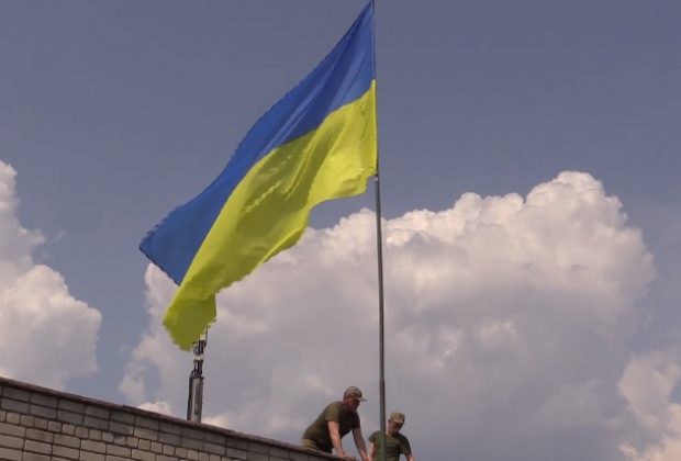 На самой линии разграничения в зоне ООС бойцы подняли огромный украинский флаг, разозливший оккупантов, – кадры