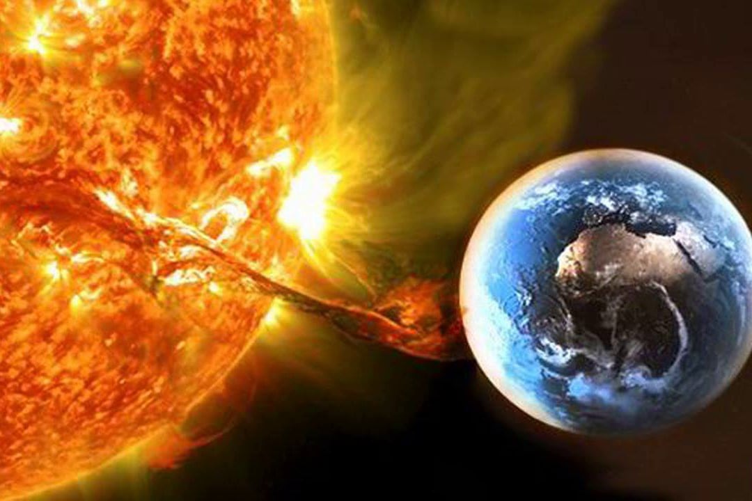 NASA: ​Пятно на Солнце вдвое больше Земли "взорвалось" и устроило аномалию в Азии и Индийском океане