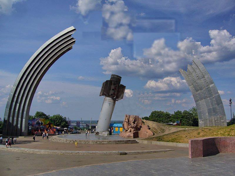 ​“Снос - слишком незатейливо”, - журналист предложил оригинальную реконструкцию Арки дружбы народов в Киеве - кадры